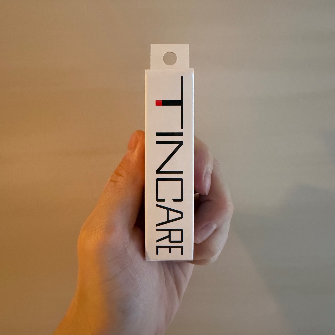 TINCAREの外箱を手に持っている写真