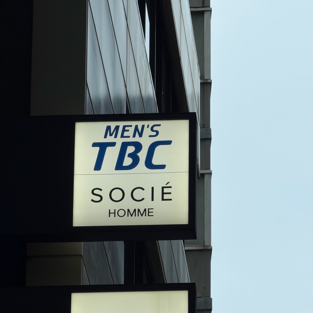 MEN'S TBCとSOCIE HOMMEの店舗サイン